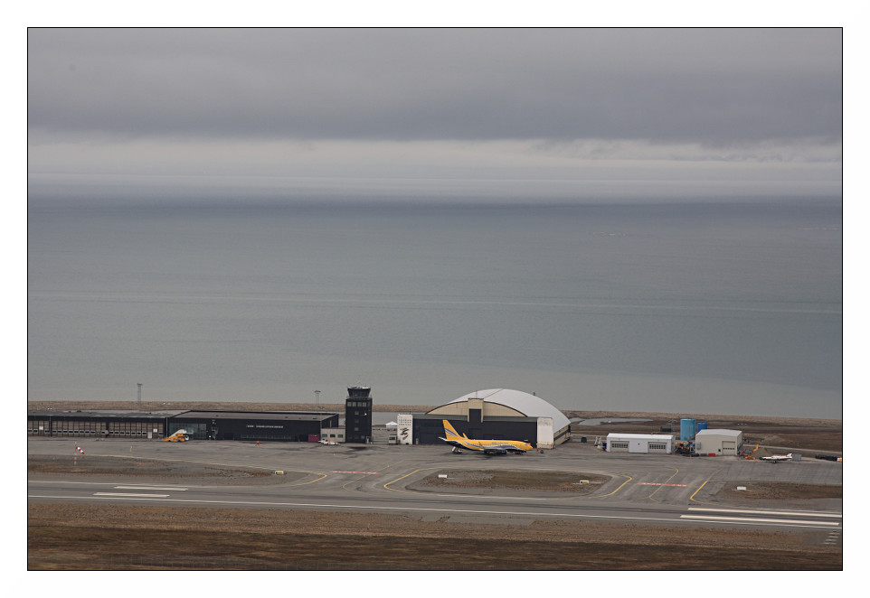 Aéroport de Longyearbyen vu du Global Seed Vault