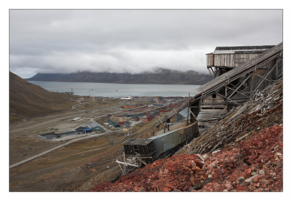 Vue sur le sud de Longyearbyen à partir de la mine 2b (fermée en 1969)