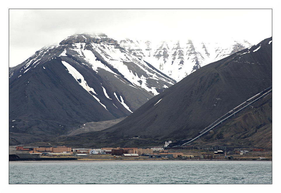 Pyramiden vue de la mer